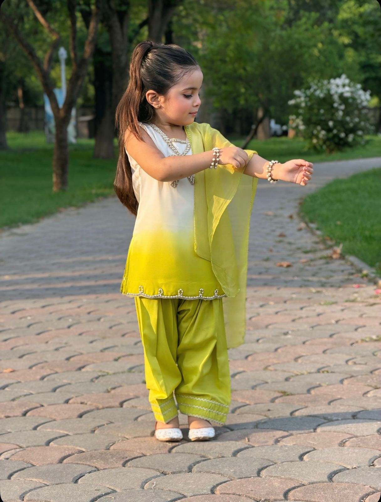 Day & Day Shefoon Farshi Shalwaar Suit - 3